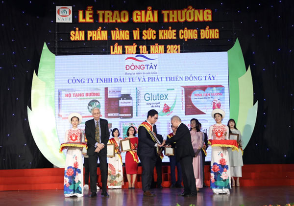 Hình ảnh Hộ Tạng Đường cùng Công ty Dược phẩm Đông Tây trong Lễ trao giải được trực tiếp trên VTC10, từ thủ đô Hà Nội