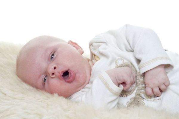 Trẻ bị viêm thanh quản sẽ có biểu hiện khó thở khi nằm