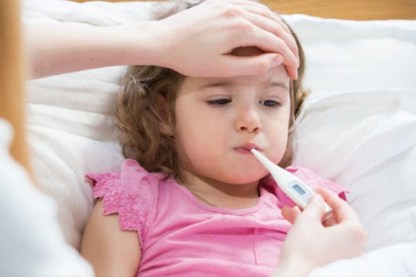 Sốt viêm họng là tình trạng phổ biến gặp cả ở trẻ em và người lớn