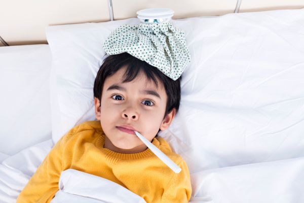 Khi bị cảm lạnh trẻ có thể bị sốt cao, mệt mỏi