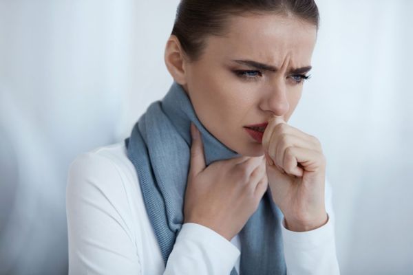 Viêm mũi họng kéo dài có thể do nhiều nguyên nhân gây ra