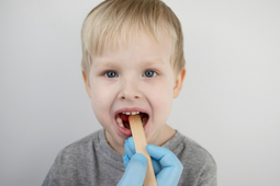 Trẻ bị viêm amidan có nguy hiểm không? Điều trị sao?