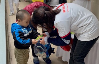 Hưởng ứng Ngày Nhận thức Tự kỷ Thế giới cùng các bé tại BV Nhi Trung Ương