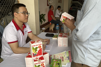 Nhãn hàng Vương Não Khang đồng hành cùng chương trình khám chữa bệnh miễn phí tại Bắc Giang tháng 4/2024